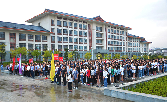 新学期 新气象 贵州民族大学新老校区举行升旗仪式 校领导张学立